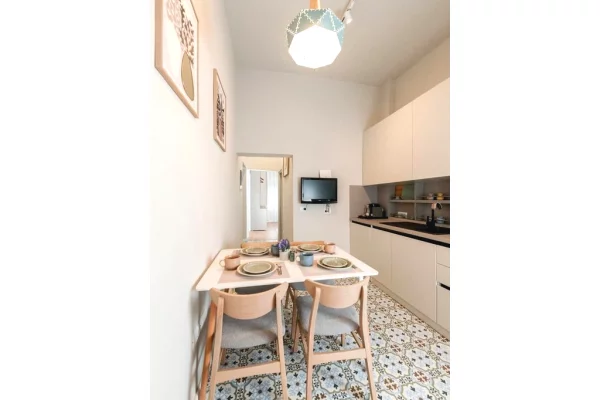 Shtepi me qera Apartament ne Tirane, 2+1, Mobilimi E mobiluar, Pagesa 1,300  Euro.