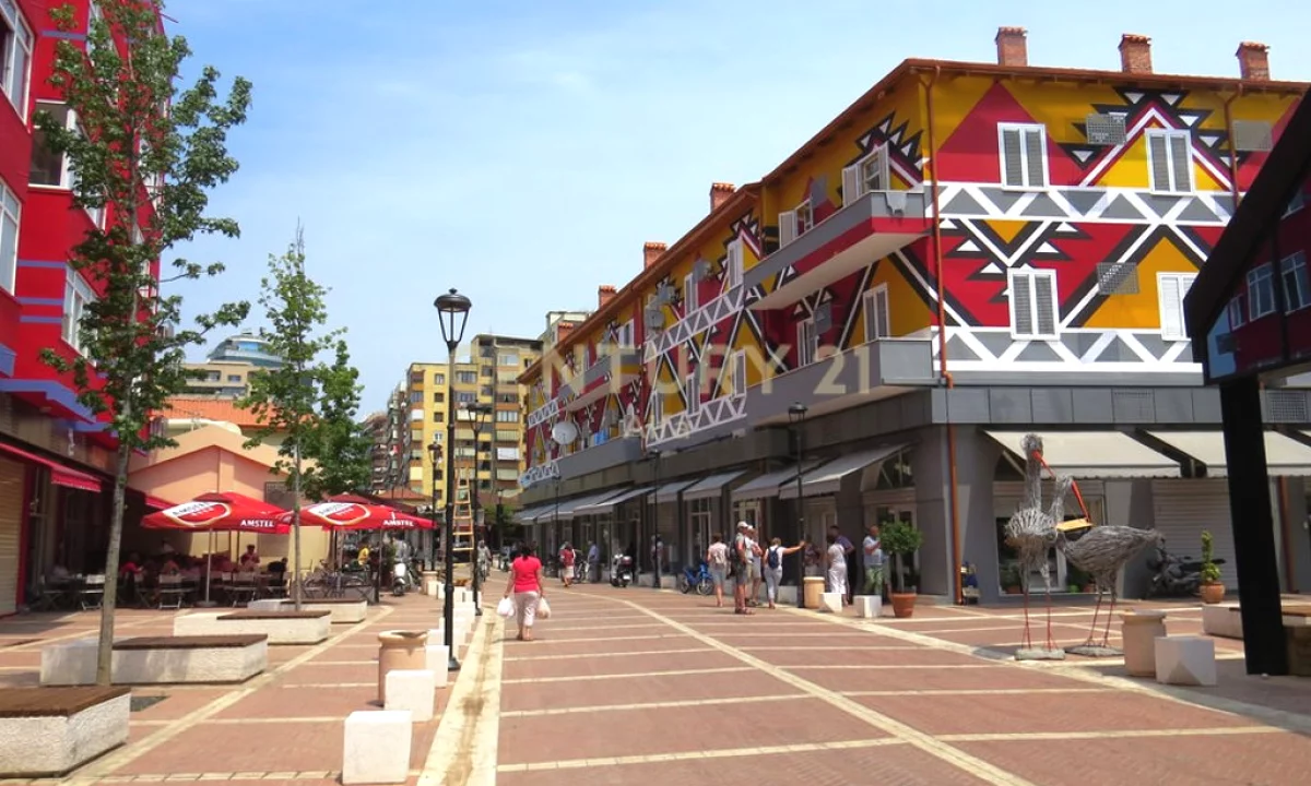 Shitet ambient komercial – Pazari i Ri