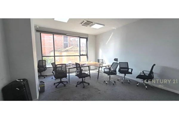 AMBIENT BIZNESI NE RR. HOXHA TAHSIM!