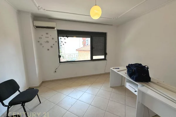 ZYRA ME QIRA, RRUGA E BARRIKADAVE!