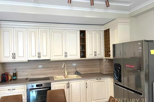 Appartamento in vendita a Tirana 3+1, Arredato