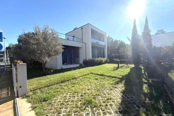 Shtepi ne shitje Vila Luksoze ne Durres, 3+1, Mobilimi E mobiluar, Pagesa 1,200,000  Euro.