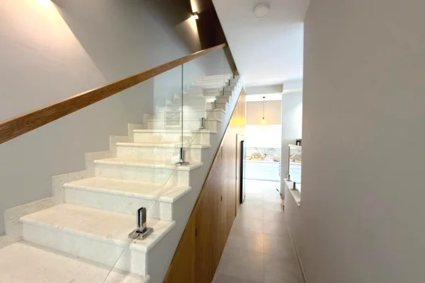 Shtepi ne shitje Vila Luksoze ne Durres, 3+1, Mobilimi E mobiluar, Pagesa 1,200,000  Euro.