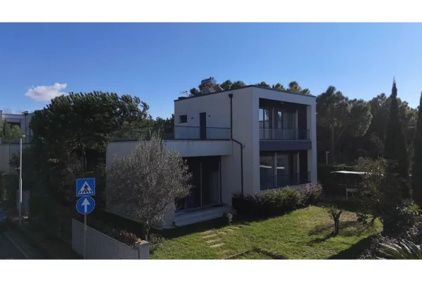 Shtepi ne shitje Vila Luksoze ne Durres, 3+1, Mobilimi E mobiluar, Pagesa 1,200,000  Euro.