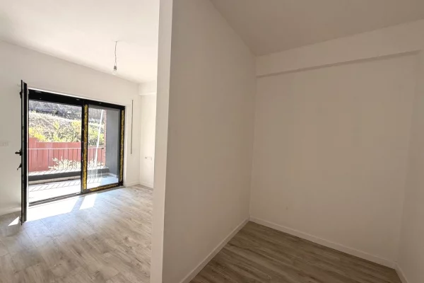 Shtepi ne shitje Apartament ne Tirane, 1+1, Mobilimi Bosh, pa mobiluar, Pagesa 145,000  Euro.