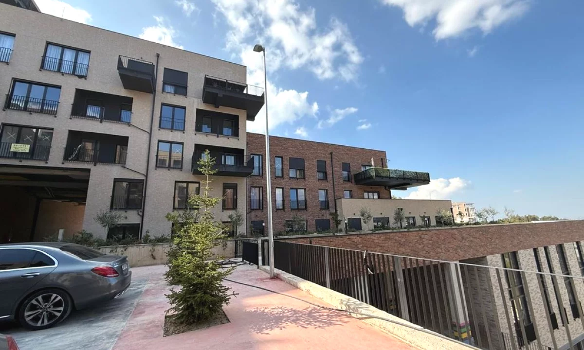 Shtepi ne shitje Apartament ne Tirane, 1+1, Mobilimi Bosh, pa mobiluar, Pagesa 145,000  Euro.