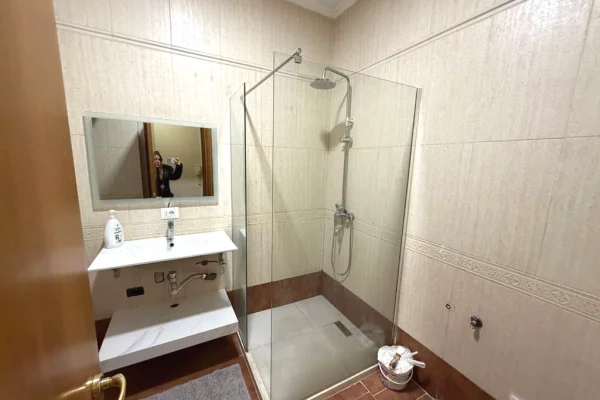 Appartamento in affitto a Tirana 3+1, Vuoto