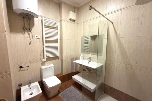 Appartamento in affitto a Tirana 3+1, Vuoto