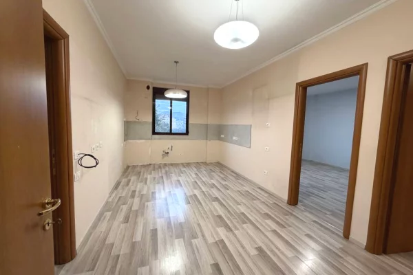 Appartamento in affitto a Tirana 3+1, Vuoto