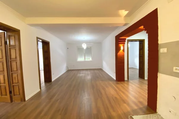Ambient biznesi me qera 3+1 ne Tirane - 1,000 Euro