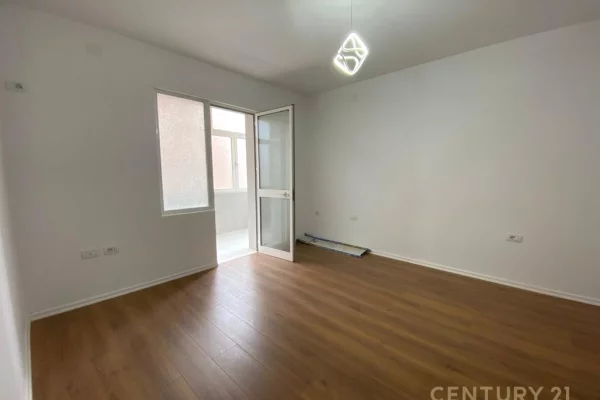 Ambient biznesi me qera 3+1 ne Tirane - 1,000 Euro