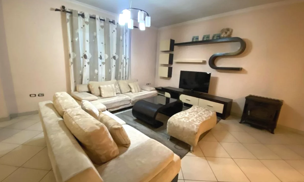 Shtepi me qera Vila Luksoze ne Tirane, 3+1, Mobilimi E mobiluar, Pagesa 600  Euro.