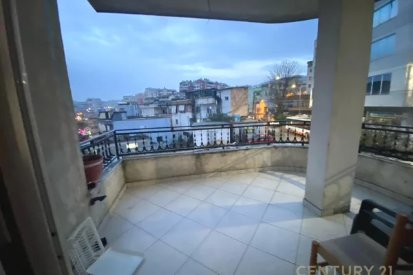 Shtepi me qera Vila Luksoze ne Tirane, 3+1, Mobilimi E mobiluar, Pagesa 600  Euro.
