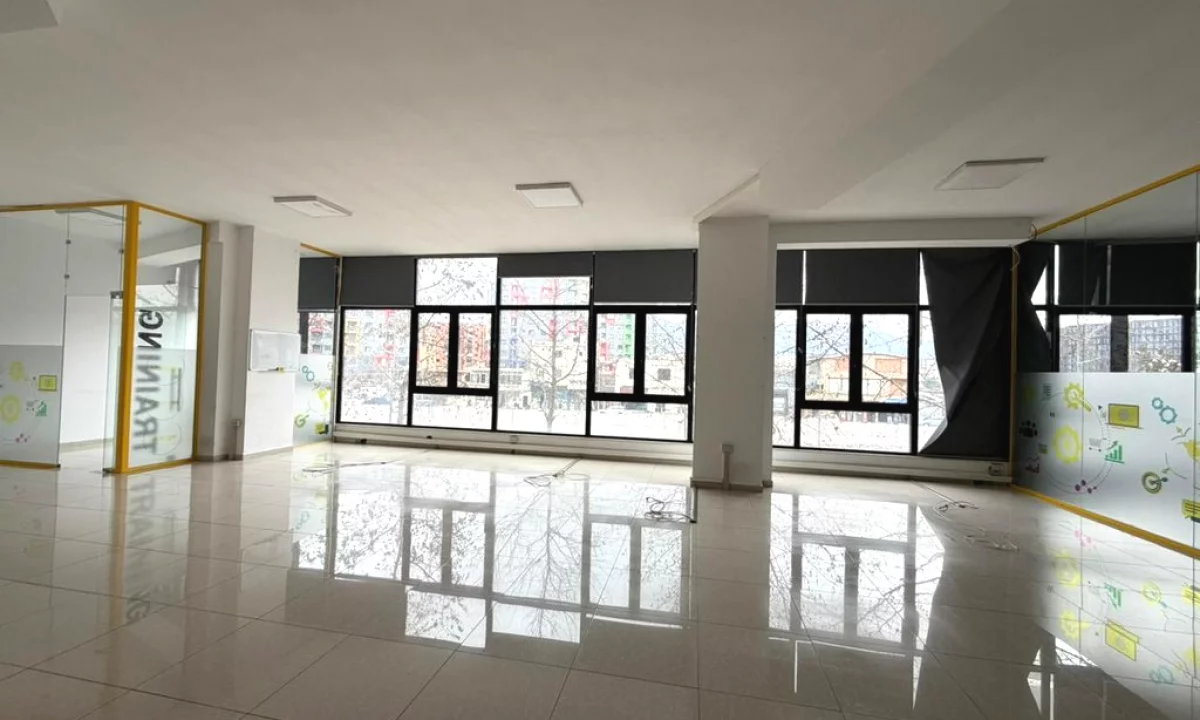 Ambient komercial per Qira