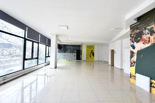 Ambient komercial per Qira