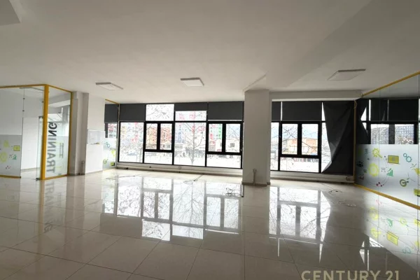 Ambient komercial per Qira