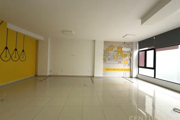 Ambient komercial per Qira