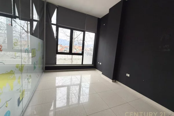 Ambient komercial per Qira