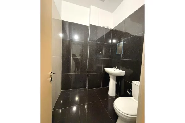 Ambient komercial per Qira