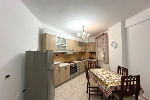 Ambient biznesi me qera 3+1 ne Tirane - 1,200 Euro