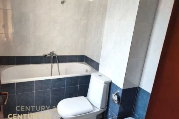 Appartamento in affitto a Tirana 4+1, Vuoto