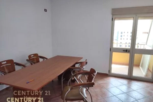 Appartamento in affitto a Tirana 4+1, Vuoto