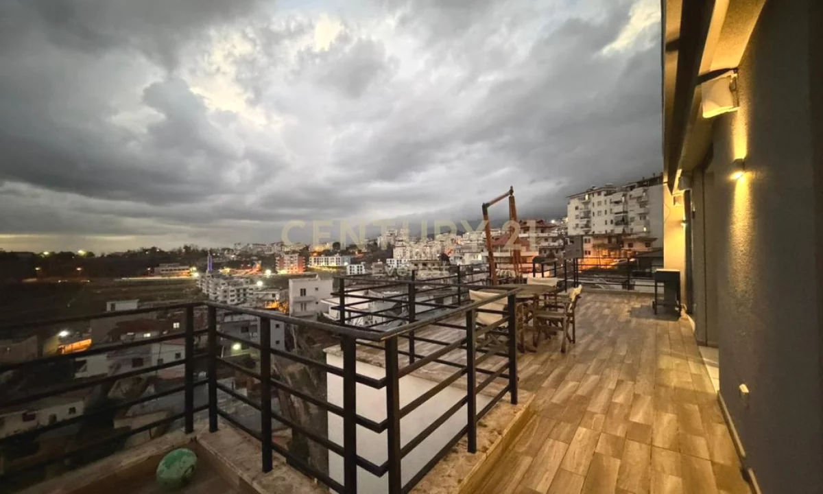 Shtepi ne shitje Penthose(kati i fundit panoramik) ne Tirane, 3+1, Mobilimi E mobiluar, Pagesa 235,000  Euro.