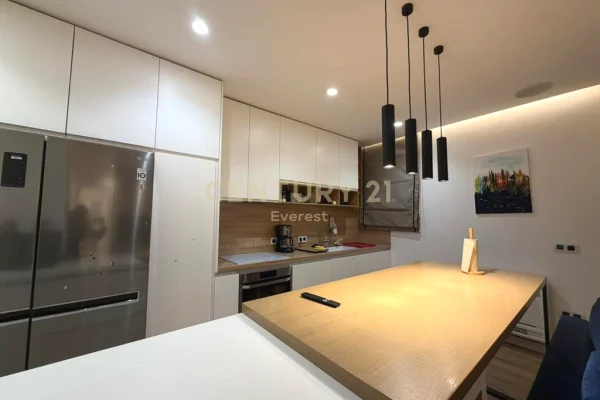 Shtepi ne shitje Penthose(kati i fundit panoramik) ne Tirane, 3+1, Mobilimi E mobiluar, Pagesa 235,000  Euro.