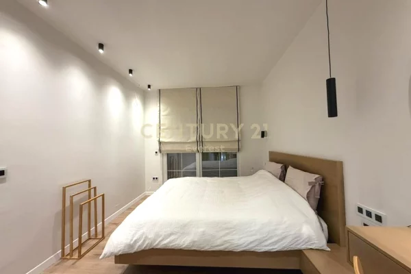 Shtepi ne shitje Penthose(kati i fundit panoramik) ne Tirane, 3+1, Mobilimi E mobiluar, Pagesa 235,000  Euro.