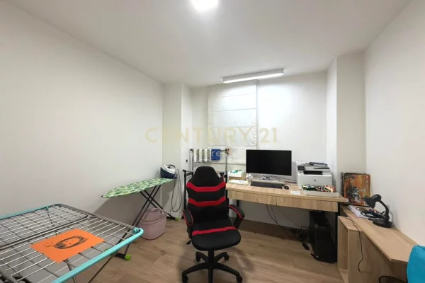 Shtepi ne shitje Penthose(kati i fundit panoramik) ne Tirane, 3+1, Mobilimi E mobiluar, Pagesa 235,000  Euro.