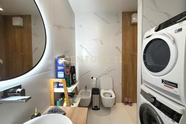 Shtepi ne shitje Penthose(kati i fundit panoramik) ne Tirane, 3+1, Mobilimi E mobiluar, Pagesa 235,000  Euro.