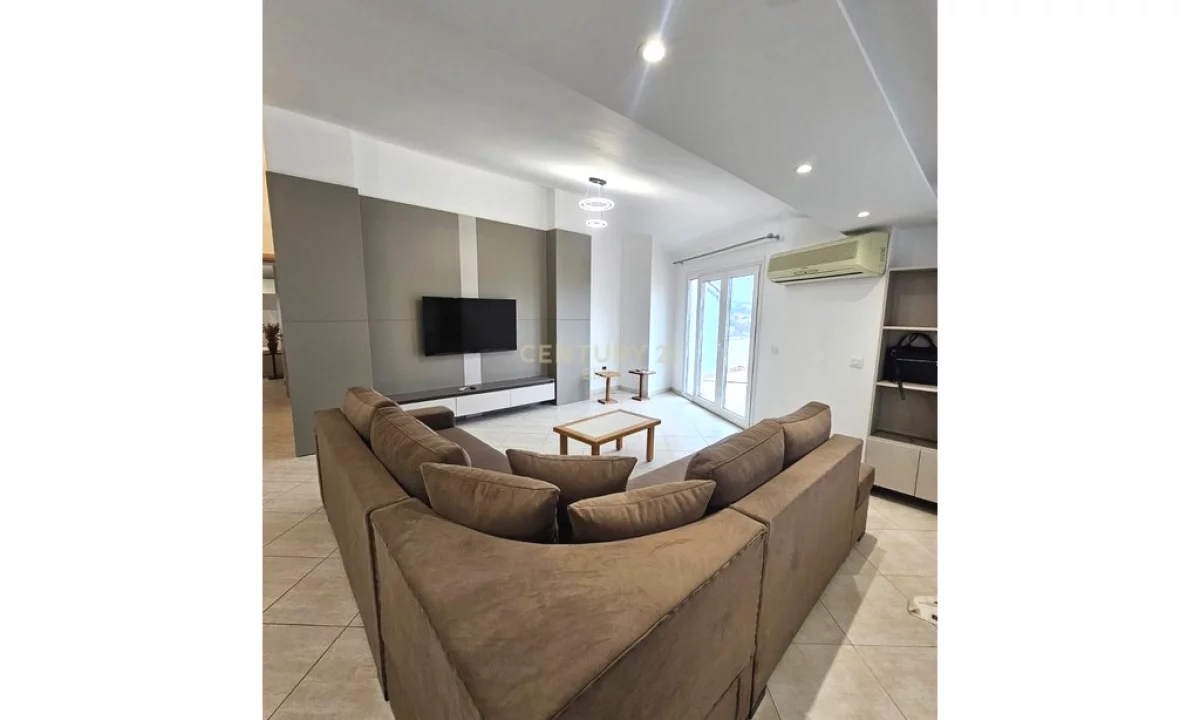 Shtepi me qera Penthose(kati i fundit panoramik) ne Tirane, 2+1, Mobilimi E mobiluar, Pagesa 700  Euro.