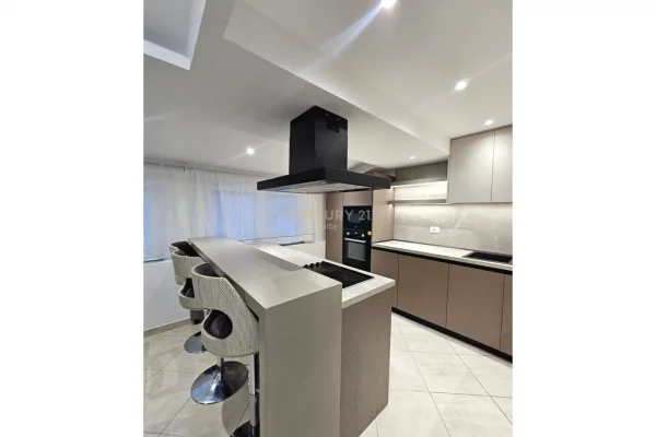 Shtepi me qera Penthose(kati i fundit panoramik) ne Tirane, 2+1, Mobilimi E mobiluar, Pagesa 700  Euro.