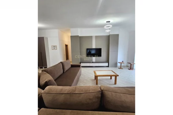 Shtepi me qera Penthose(kati i fundit panoramik) ne Tirane, 2+1, Mobilimi E mobiluar, Pagesa 700  Euro.