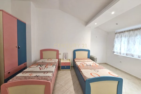 Shtepi me qera Penthose(kati i fundit panoramik) ne Tirane, 2+1, Mobilimi E mobiluar, Pagesa 700  Euro.