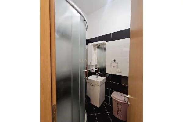 Shtepi me qera Penthose(kati i fundit panoramik) ne Tirane, 2+1, Mobilimi E mobiluar, Pagesa 700  Euro.