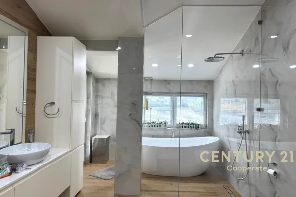 Shtepi me qera Vila Luksoze ne Tirane, 6+1, Mobilimi E mobiluar, Pagesa 5,000  Euro.