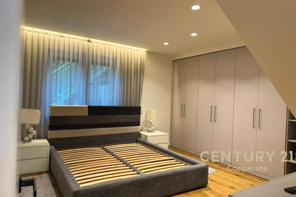 Shtepi me qera Vila Luksoze ne Tirane, 6+1, Mobilimi E mobiluar, Pagesa 5,000  Euro.