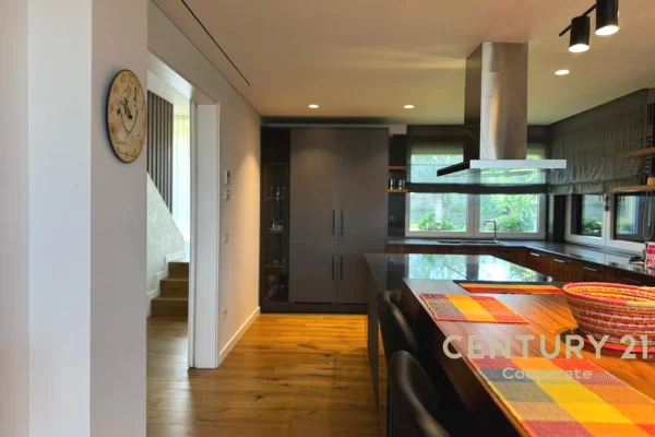 Shtepi me qera Vila Luksoze ne Tirane, 6+1, Mobilimi E mobiluar, Pagesa 5,000  Euro.