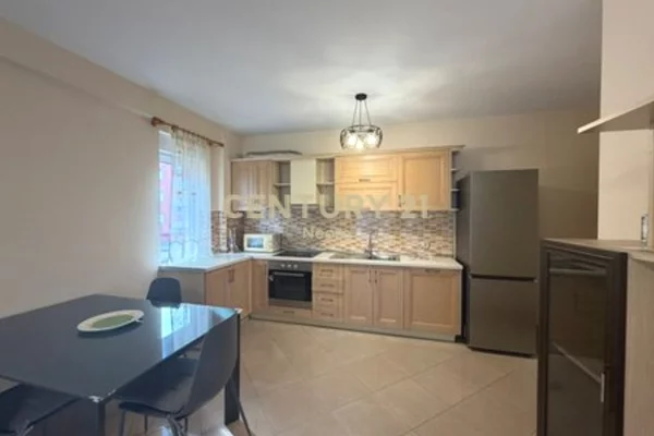 Appartamento in affitto a Tirana 2+1, Arredato