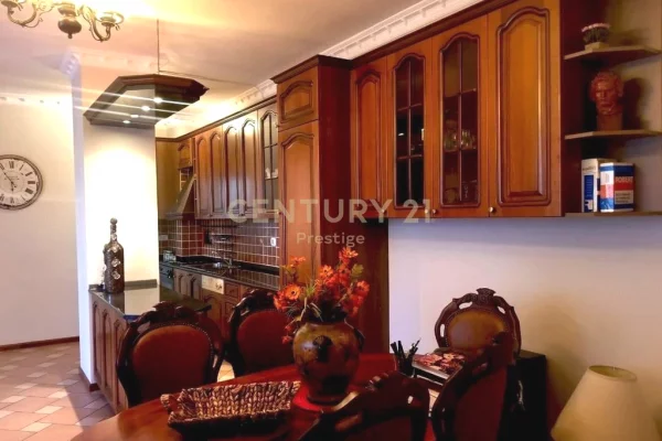 Shtepi ne shitje Apartament ne Tirane, 2+1, Mobilimi E mobiluar, Pagesa 280,000  Euro.