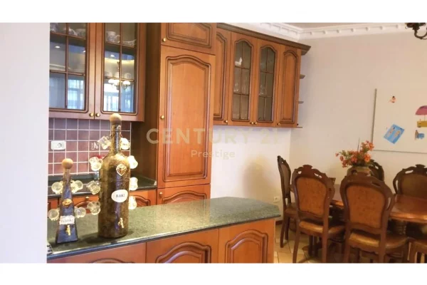 Shtepi ne shitje Apartament ne Tirane, 2+1, Mobilimi E mobiluar, Pagesa 280,000  Euro.