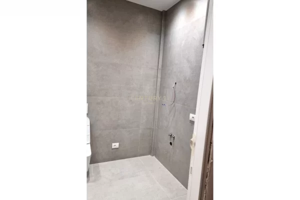 Shtepi ne shitje Apartament ne Tirane, 1+1, Mobilimi Bosh, pa mobiluar, Pagesa 130,000  Euro.