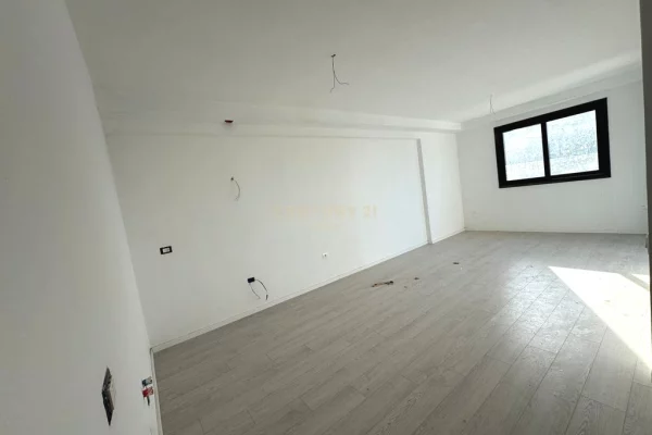 Shtepi ne shitje Apartament ne Vlore, 1+1, Mobilimi Bosh, pa mobiluar, Pagesa 191,200  Euro.