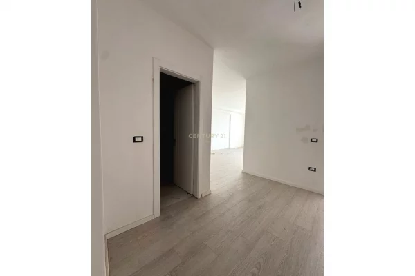 Shtepi ne shitje Apartament ne Vlore, 1+1, Mobilimi Bosh, pa mobiluar, Pagesa 191,200  Euro.