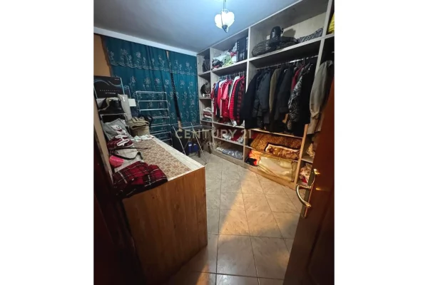 Shtepi ne shitje Apartament ne Tirane, 3+1, Mobilimi E mobiluar, Pagesa 170,000  Euro.