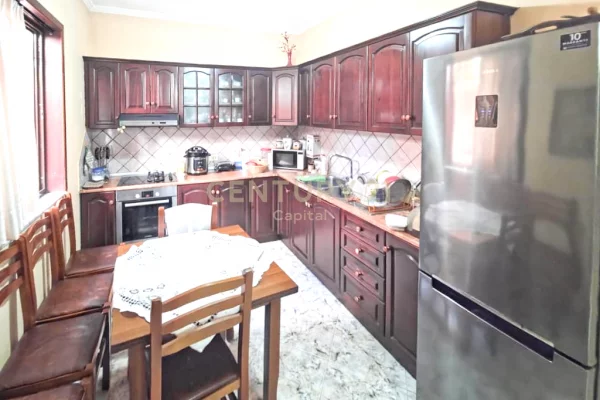 Shtepi ne shitje Vila Luksoze ne Tirane, 6+1, Mobilimi E mobiluar, Pagesa 490,000  Euro.