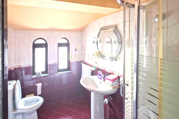 Shtepi ne shitje Vila Luksoze ne Tirane, 6+1, Mobilimi E mobiluar, Pagesa 490,000  Euro.