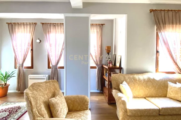 Shtepi ne shitje Apartament ne Tirane, 2+1, Mobilimi E mobiluar, Pagesa 220,000  Euro.