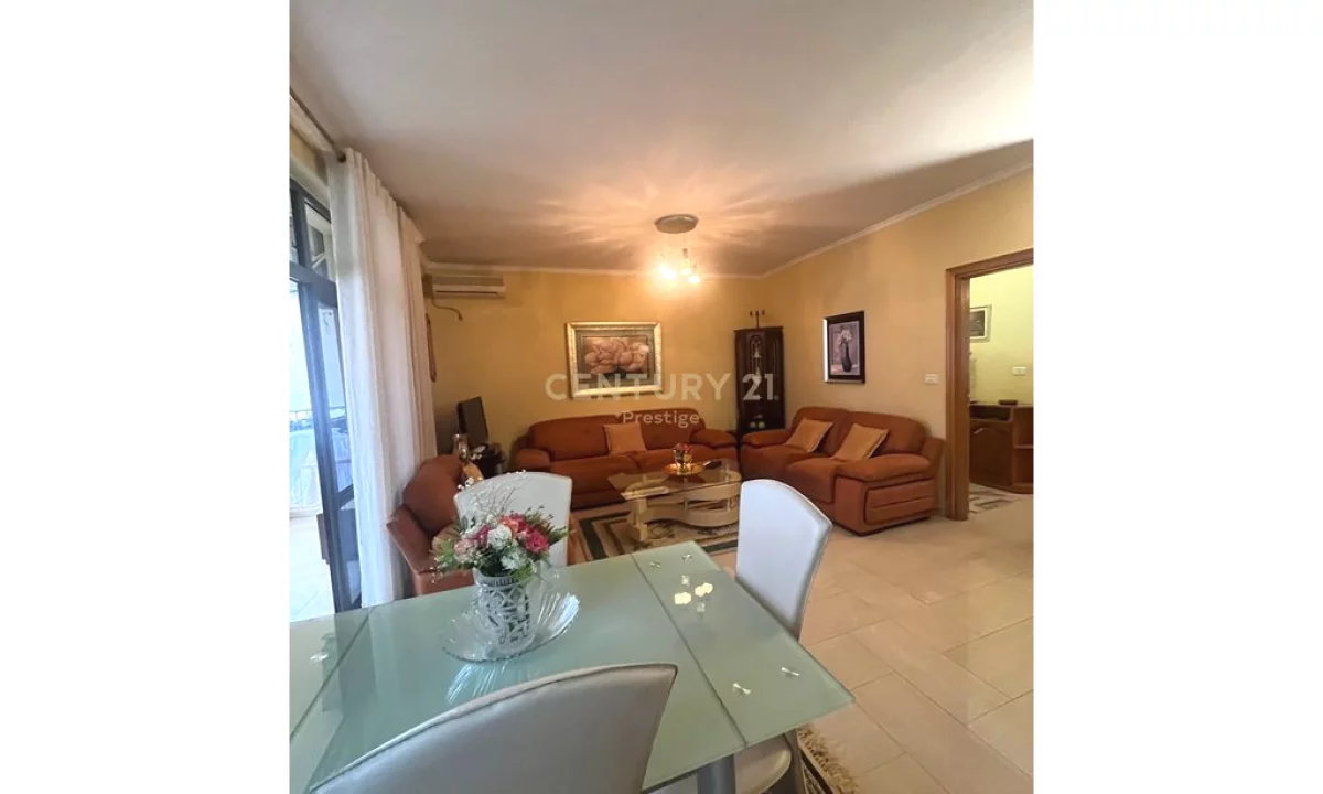 Shtepi ne shitje Apartament ne Tirane, 3+1, Mobilimi E mobiluar, Pagesa 380,000  Euro.